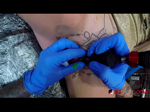 ❤️ Extreem getatoeëerde hottie Sully Savage kreeg een tatoeage op haar clitoris ☑ Super porn at porn nl.123sex.ru ️❤